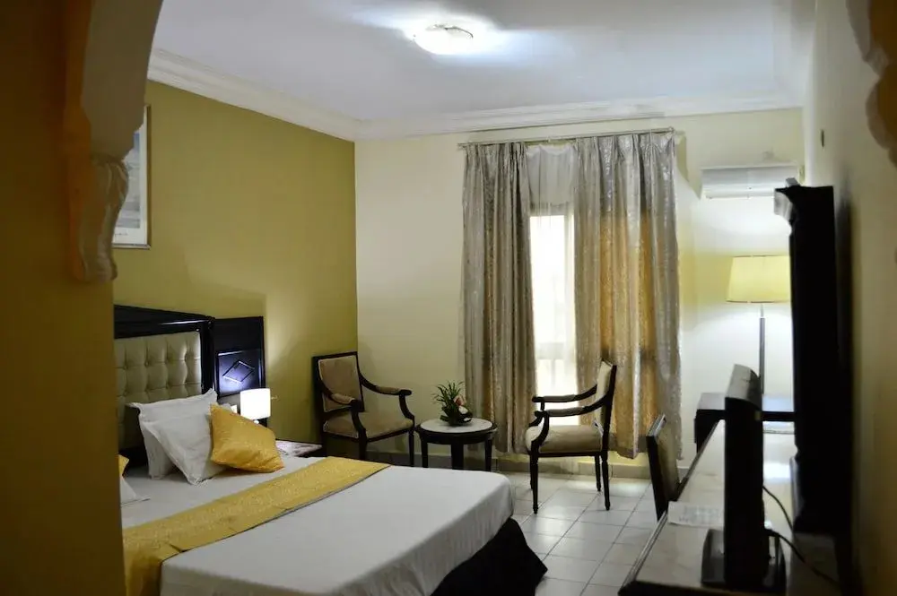 Chambre avec coin salon et fauteuils