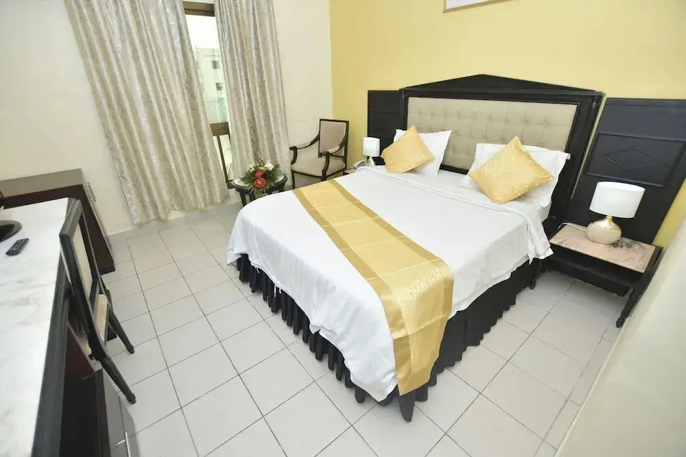 Chambre avec lit double et parure dorée