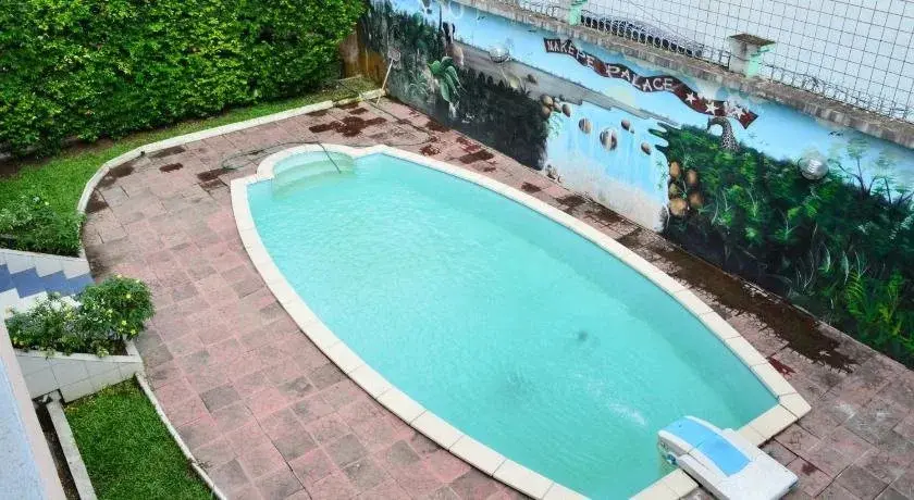 Vue de la piscine depuis les chambres