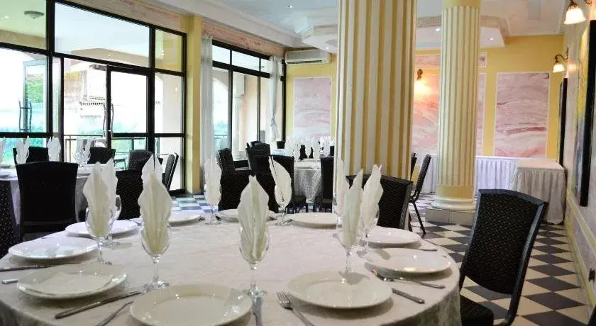 Salle du restaurant dressée