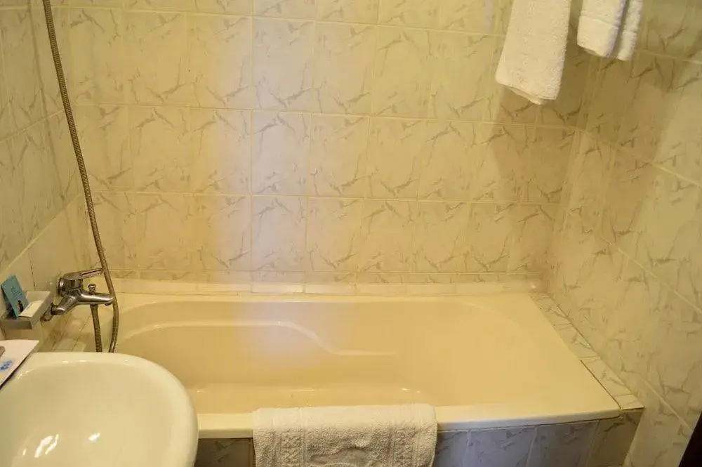 Salle de bain avec baignoire