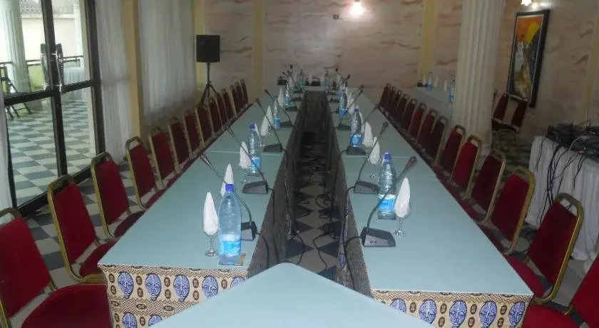 Salle dressée en U pour un séminaire
