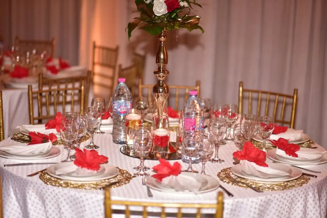 Table dressée pour un banquet, chaises dorées